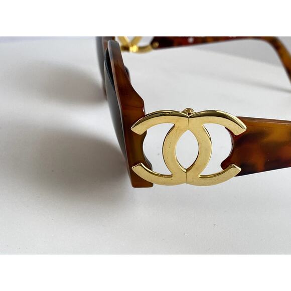 CHANEL Brown Vintage CC Logo Women’s Sunglasses - Picture 11 of 13